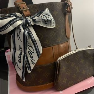 💯authentic Louis Vuitton Bucket and wallet